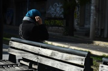 Γυναίκα με παλτό και σκουφί