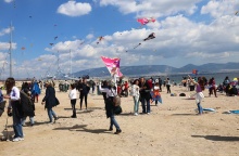 Πολίτες σε παραλία πετούν χαρταετούς την Καθαρά Δευτέρα