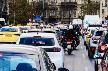 Αυτοκίνητα κολλημένα στην κίνηση σε δρόμο της Αθήνας