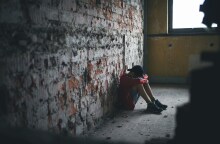 Παιδί πεσμένο στο πάτωμα και με τα χέρια στο πρόσωπο