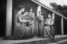 Εθνικό Θέατρο, Μήδεια | Από αριστερά: Φλωρέττα Ζάννα, Ρέα Μιχαλοπούλου, Μαίρη Χρονoπούλου, Μάρω Κοντού και Κατίνα Παξινού. Αρχαίο Θέατρο Επιδαύρου, 1956