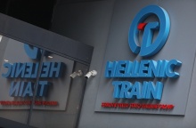 Το λογότυπο της Hellenic Train έξω από τα γραφεία στην Hellenic Train