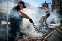 Ψήστες πάνω από μαγκάλι όπου ψήνουν κρεατικά