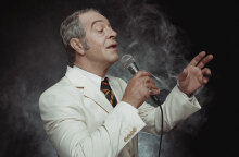 Κερδίστε προσκλήσεις για την παράσταση «Τα πήρες όλα και έφυγες - Η ζωή του Στράτου Διονυσίου»