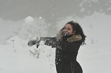Κοπέλα που παίζει χιονοπόλεμο