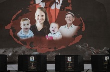 Η Σίρι Μπίμπας και τα δύο της παιδιά στη φωτογραφία πάνω από φέρετρα