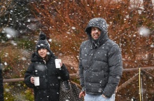 Πολίτες εν μέσω χιονόπτωσης