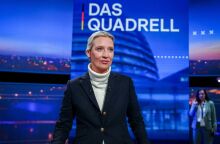 Διαδήλωση στον τόπο κατοικίας της αρχηγού του κόμματος AfD, Αλίς Βάιντελ - Προεκλογικό ζήτημα στη Γερμανία η επιλογή της να ζει στην Ελβετία