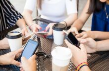 Έρευνα του Ευρωβαρόμετρου: Το 83% των νέων στην Ελλάδα θύμα fake news - Το 76% των Ευρωπαίων εκτιμά ότι έχει εκτεθεί σε παραπληροφόρηση 