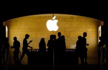 ΗΠΑ: Η Apple υπόσχεται επενδύσεις 500 δισ. δολαρίων μέσα στα επόμενα 4 χρόνια - Χρηματοδοτεί νέα πρότζεκτ και προχωρά σε προσλήψεις 20.000 επιπλέον υπαλλήλων