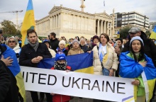 Εικόνες από τη συγκέντρωση στο Σύνταγμα για τα τρία χρόνια από τη ρωσική εισβολή στην Ουκρανία