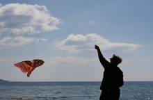 Άτομο προσπαθεί να πετάξει χαρταετό