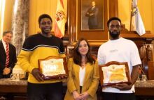 Πόλη της Ισπανίας «υιοθετεί» μετανάστες από τη Σενεγάλη που παρενέβησαν σε δολοφονική ομοφοβική επίθεση - Τους απονεμήθηκαν τιμητικές πλακέτες 