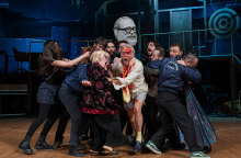 Merde! Ένα μιούζικαλ με αναμφισβήτητο κέφι, σκηνικές εντάσεις και ευρηματικά στοιχεία