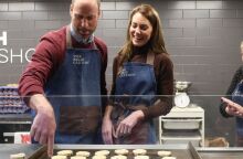 Ο πρίγκιπας Ουίλιαμ και η πριγκίπισσα Κέιτ Μίντλετον δοκιμάζουν τις ικανότητές τους στη ζαχαροπλαστική κατά την επίσκεψή τους σε πλημμυρόπληκτη κοινότητα 