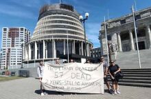 Συγκεντρώσεις για τα Τέμπη στο εξωτερικό: «Δεν έχω οξυγόνο» σε πόλεις του κόσμου και προγραμματισμένες εκδηλώσεις μνήμης - Πορεία φοιτητών στο Βελιγράδι. 