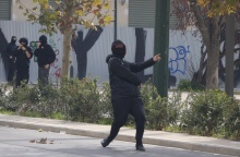 Άτομο πετά πέτρες