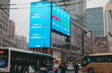 Η Κίνα και ο Καναδάς προχωρούν σε αντίποινα μετά την έναρξη ισχύος των εμπορικών δασμών του Ντόναλντ Τραμπ - Πέφτουν οι αγορές.