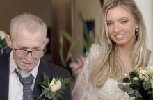 Οργάνωσε τον γάμο της σε κάτι λιγότερο από 24 ώρες, μόνο και μόνο για να τη συνοδεύσει ο πατέρας της 