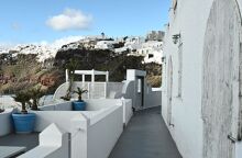 Ανοίγουν μετά από ένα μήνα τα σχολεία στη Σαντορίνη