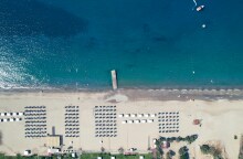 Παραλία στο Ρέθυμνο με καρέκλες και ομπρέλες