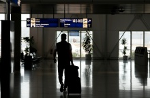 Άτομο με βαλίτσα στο αεροδρόμιο Ελευθέριος Βενιζέλος