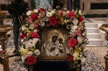 Η εικόνα της Παναγίας στολισμένη στη λειτουργία του Ακάθιστου Ύμνου