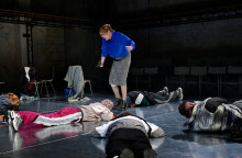 Η μέρα της φούστας: Μια παράσταση για τη μαθητική βία, που έχει εισβάλει και στη χώρα μας