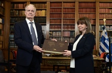 Το δώρο του Κωνσταντίνου Τασούλα στην Κατερίνα Σακελλαροπούλου