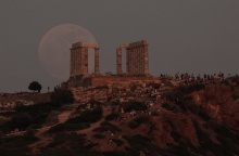 Ματωμένο φεγγάρι στο Σούνιο