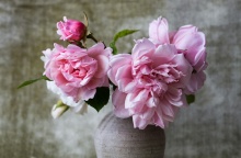 Βάζο με ροζ λουλούδια