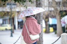 Γυναίκα με χοντρά, χειμωνιάτικα ρούχα