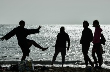 Σκιές ατόμων που βρίσκονται στην ακρογυαλιά