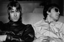 Oasis: Ο Στίβεν Νάιτ, δημιουργός του Peaky Blinders θα καταγράψει το reunion tour του βρετανικού συγκροτήματος σε μουσική ταινία