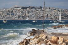 Καιρός: Ανεβαίνει η θερμοκρασία την Πέμπτη, ενώ οι ισχυροί άνεμοι επιμένουν