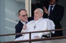  O πάπας Φραγκίσκος χαιρέτησε και ευλόγησε τους πιστούς από το νοσοκομείο Τζεμέλ 