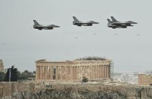 25η Μαρτίου: Εντυπωσίασαν τα μαχητικά αεροσκάφη πάνω από την Ακρόπολη