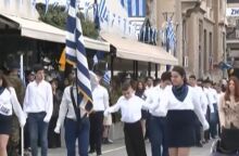 25η Μαρτίου: Μαθητής στη Λαμία σηκώθηκε από το αναπηρικό αμαξίδιο και παρέλασε - Έντονη συγκίνηση στους παρευρισκόμενους