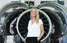 Η HR Director της ΑΕGEAN, Εμμανουέλα Καραμαλή , μπροστά απο ένα αεροπλάνο