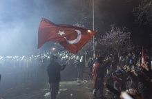 Διαδηλωτές με σημαία της Τουρκίας