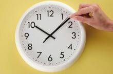 Αλλαγή ώρας 2025: Πότε γυρίζουμε τους δείκτες μία ώρα μπροστά 