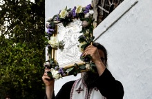Ιερέας κρατά την εικόνα του Αγίου Γεωργίου