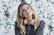 H Ιωάννα Ασημακοπούλου φορώντας ακουστικά