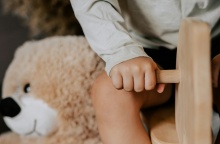 Χέρι παιδιού και αρκουδάκι