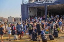 Ταξιδιώτες ετοιμάζονται για επιβίβαση σε πλοίο