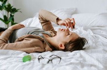 Κοπέλα που βάζει σταγόνες στα μάτια