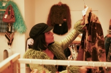 κοπέλα σε thrift shop 