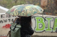 Γυναίκα με ομπρέλα