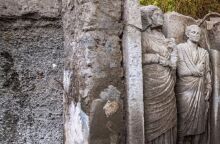 Εντυπωσιακή ανακάλυψη στην Πομπηία: Βρέθηκαν δύο αγάλματα σε φυσικό μέγεθος σκαλισμένα σε τοίχο τάφου