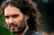 Βρετανία: Κατηγορίες για βιασμό και σεξουαλικές επιθέσεις κατά του κωμικού Ράσελ Μπραντ ανακοίνωσε η Μητροπολιτική Αστυνομία